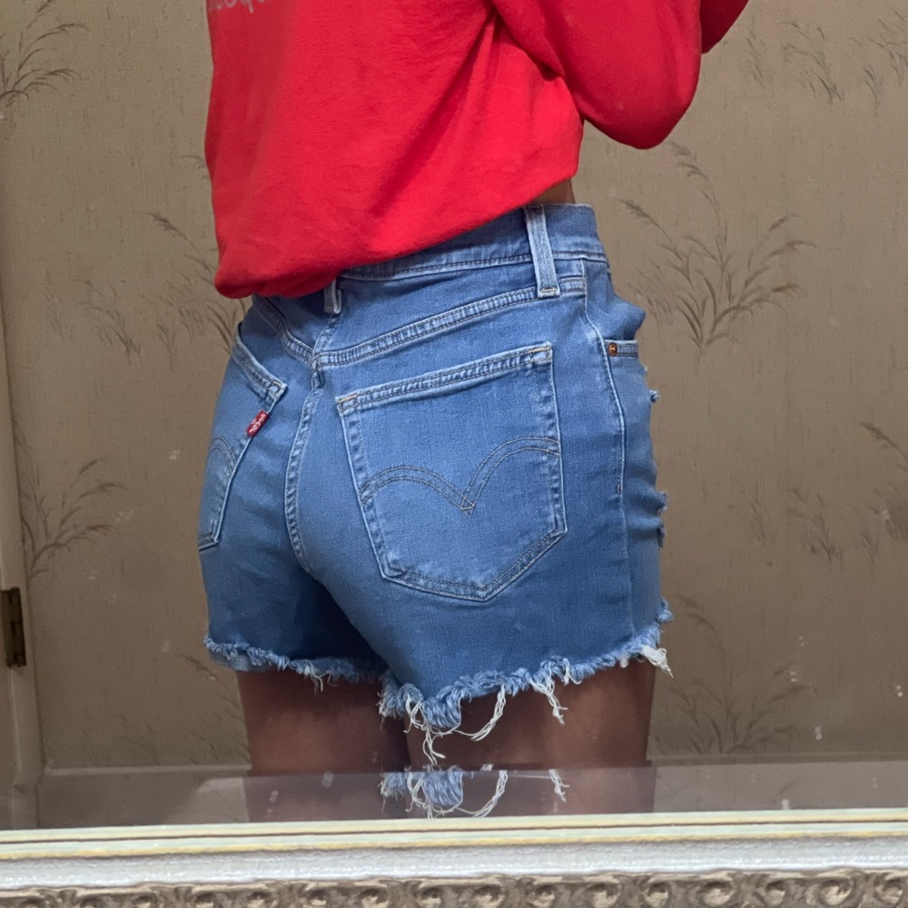 Levi’s High Rise Shorts - Picture 2 of 4